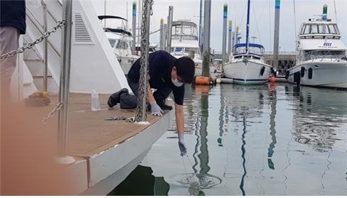 비브리오패혈증균 검사를 위해 바닷물을 채수하는 모습. / 사진 = 경기도뉴스포털