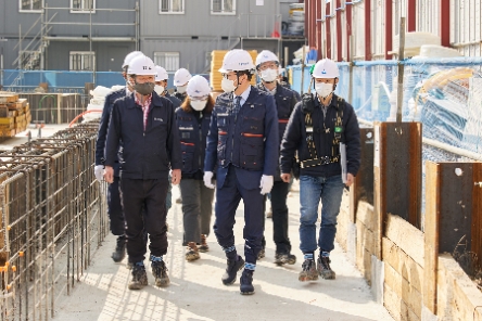 신흥식 캠코 부사장(사진 왼쪽 일곱번째), 시공사·건설사업관리단 관계자와 함께/사진 제공 = 한국자산관리공사