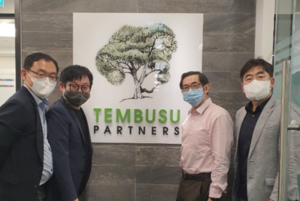 아스터코인(ATC)이 싱가포르 사모펀드 템부수 파트너스의 투자를 받았다. 템부수 파트너스는 카카오 클레이튼에 이어 국내에는 두번째 프로젝트로 아스터코인을 선택했다. 사진은 티에스네트 강봉준 사장 등과 템부수 관계자들이 협약 체결후 기념사진을 찍고 있는 모습./ 사진 = 쟁글(Xangle) 공시