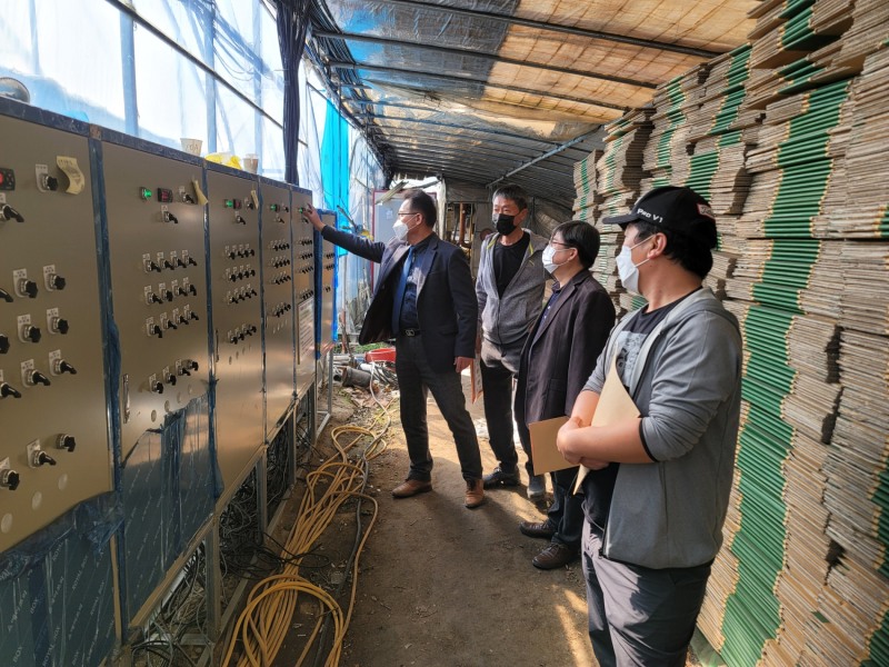 농업기술센터 관계자들이 지난해 ‘시설원예 스마트팜 단지조성’ 시범 농가를 방문해 영농지도를 하는 모습 (사진제공 = 함평군)