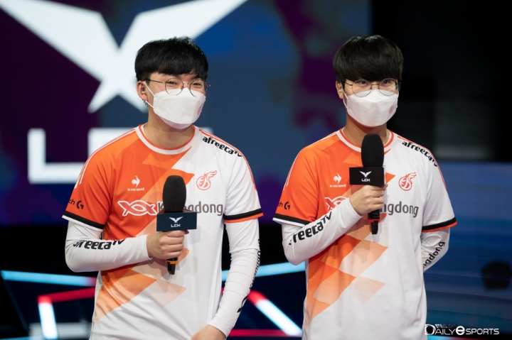 사진=농심 레드포스와의 경기에서 2대0 승리를 거둔 뒤 POG 인터뷰에 참석중인 '호잇'과 '기인'.