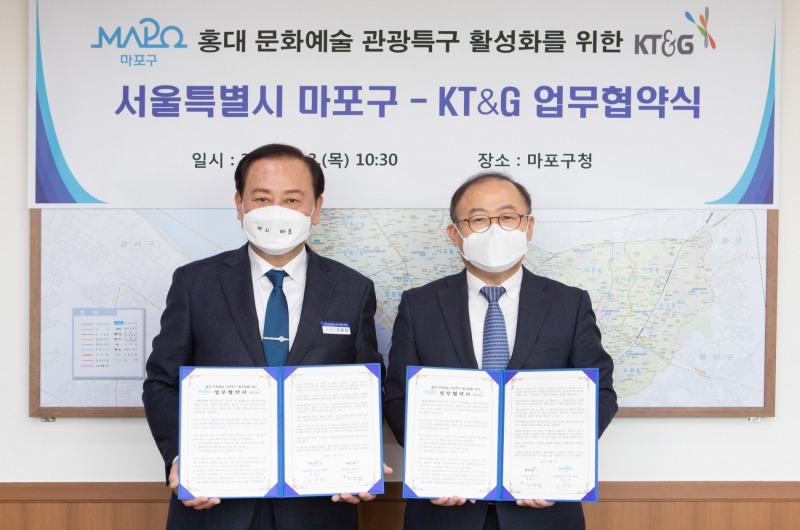 이상학 KT&G 지속경영본부장(부사장·오른쪽)과 유동균 마포구청장이 지난 3일 '홍대 문화예술 관광특구 활성화'를 위한 업무협약 체결식을 마친 뒤 기념촬영을 하고 있다.