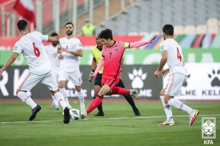 12일 오후(한국시간) 이란 아자디 스타디움에서 열린 2022 카타르월드컵 아시아최종예선 A조 대한민국 축구 국가대표팀 벤투호와 이란 경기, 손흥민이 슛을 시도하고 있다. (사진=대한축구협회 제공)