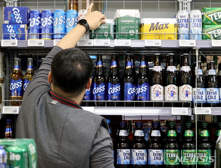 서울 한 대형마트에서 직원이 맥주를 진열하고 있다.