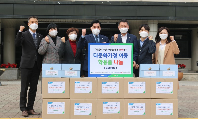 (왼쪽부터) 한명호 농협 의왕시지부장, 정성순 의왕시 다문화가족지원센터장, 윤미경 의왕시의회 의장, 김상돈 의왕시장, 이용노 농협중앙회 IT전략본부장, 서을구 농협 IT지역위원장/사진 제공 = 농협 IT전략본부