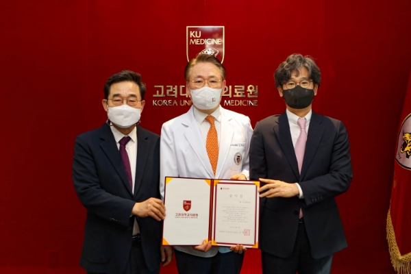 고대의료원이 서울 속편한내과로부터 의학발전기금 2억 원을 기부받았다. 왼쪽부터 송치욱 대표원장, 김영훈 의무부총장, 김윤배 원장.