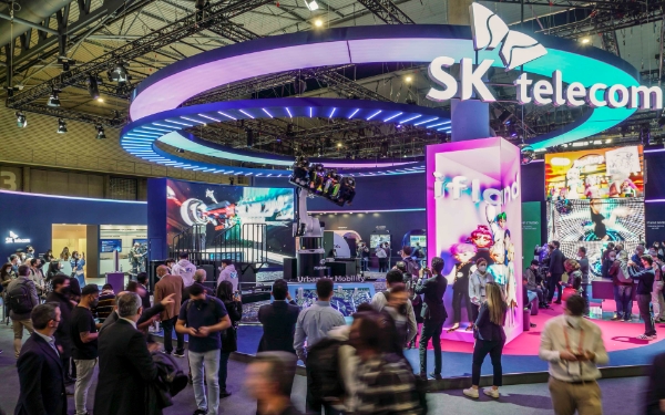 SKT가 지난 3일(바르셀로나 현지 기준) 막을 내린 MWC22에서 메타버스를 앞세워 글로벌 관람객들의 눈과 귀를 사로잡았다. 4D메타버스 체험을 바라보는 관람객들과 SKT 전시관 전경