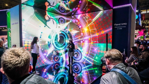 이프랜드 HMD를 통해 볼류메트릭으로 구현된 K팝스타 제이미의 미니콘서트를 즐기는 모습