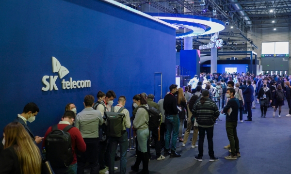 4D 메타버스 체험을 위해 길게 줄을 선 관람객들의 모습