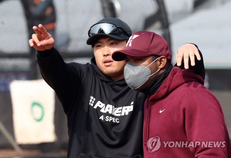 (대전=연합뉴스) 4일 오전 대전 한화생명이글스파크에서 류현진(35·토론토 블루제이스)과 야시엘 푸이그(32·키움 히어로즈)가 만나 인사하고 있다.