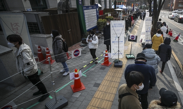 0시 기준 국내 코로나19 신규확진자가 26만6853명으로 역대 최다를 경신한 4일 오전 서울 중랑구 중랑구보건소 코로나19 선별진료소를 찾은 시민들이 검사를 받기 위해 줄 서 있다.
