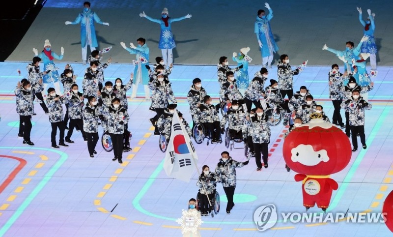 (베이징=연합뉴스) 4일 오후 중국 베이징 국립경기장에서 열린 2022 베이징 패럴림픽 개회식에서 대한민국 선수단이 태극기를 앞세우고 35번째로 입장하고 있다. 기수는 휠체어컬링 대표팀 '장윤정 고백'의 리드 백혜진이 맡았다.대한민국 선수단 32명은 6개 전 종목에 출전해 인간 승리에 도전한다.