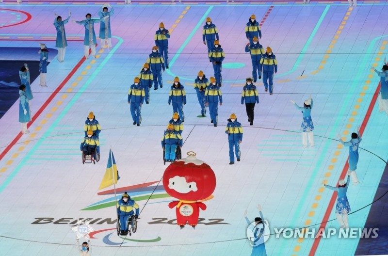 (베이징=연합뉴스) 4일 오후 중국 베이징 국립경기장에서 열린 2022 베이징 패럴림픽 개회식에서 러시아의 침공으로 고통을 겪고 있는 우크라이나의 선수단이 46개 참가국 중 4번째로 입장하고 있다.우크라이나를 침공한 러시아와 이에 동조한 벨라루스는 전 세계 스포츠계의 반발 속에 출전이 불허됐다.