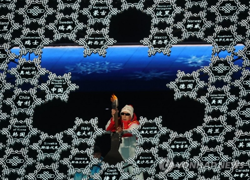 (베이징=연합뉴스) 4일 오후 중국 베이징 국립경기장에서 열린 2022 베이징 패럴림픽 개회식에서 성화 최종 주자가 성화대에 불을 밝히고 있다.