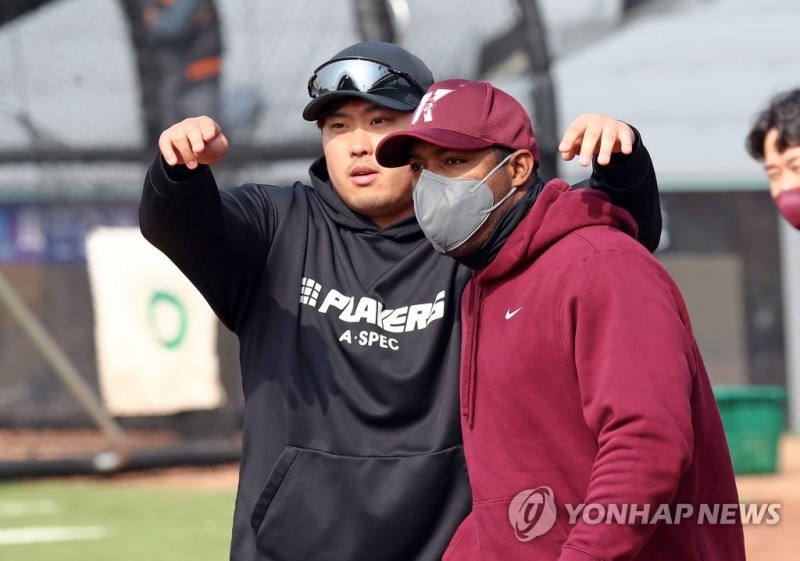 (대전=연합뉴스) 4일 오전 대전 한화생명이글스파크에서 류현진(35·토론토 블루제이스)과 야시엘 푸이그(32·키움 히어로즈)가 만나 인사하고 있다.