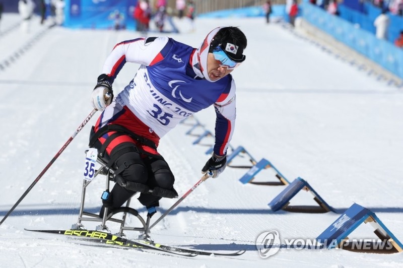 (장자커우=연합뉴스) 신의현이 5일 오전 중국 허베이성 장자커우의 국립바이애슬론센터에서 열린 2022 베이징 동계패럴림픽 바이애슬론 남자 스프린트 좌식 6㎞ 경기에서 설원을 질주하고 있다.
