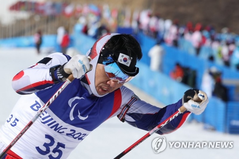(장자커우=연합뉴스) 신의현이 5일 오전 중국 허베이성 장자커우의 국립바이애슬론센터에서 열린 2022 베이징 동계패럴림픽 바이애슬론 남자 스프린트 좌식 6㎞ 경기에서 설원을 질주하고 있다.