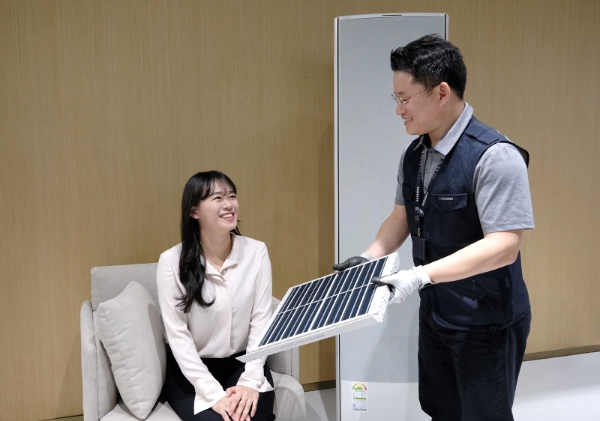 삼성전자서비스 엔지니어가 에어컨 필터 관리방법을 설명하는 모습