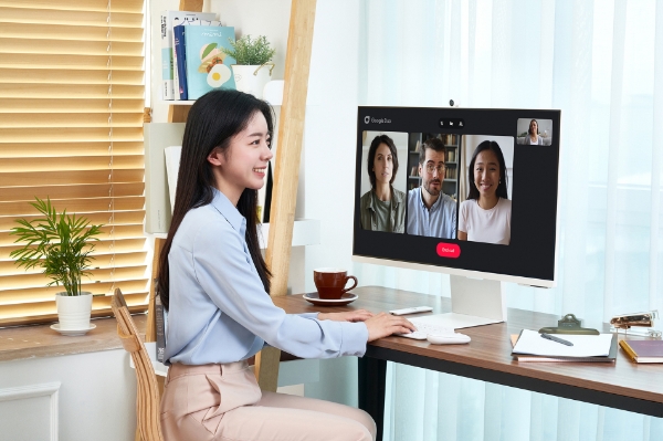 삼성전자 모델이 집안 내 다양한 공간에서 활용 가능한 스마트 모니터 M8을 소개하고 있다.