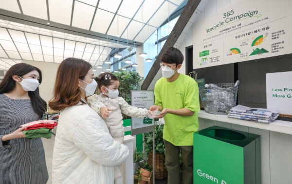 서울 양천구에 위치한 현대백화점 목동점에 설치된 '365 리사이클 캠페인' 전용 부스에서 고객이 폐페트병을 제출하고 있다.