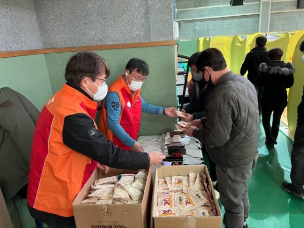 SK텔레콤 구성원들이 지난 5일 경북 울진 국민체육센터에 설치된 대피소에서 주민들에게 핫팩 등 생필품을 지원하고 있는 모습.