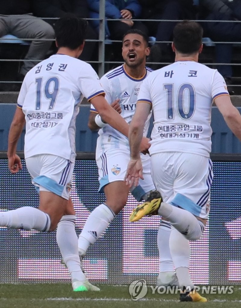 (전주=연합뉴스) 6일 전주월드컵경기장에서 열린 하나원큐 K리그1 2022 전북 현대와 울산 현대의 경기에서 울산 레오나르도(가운데)가 선취골을 넣고서 동료들과 기쁨을 나누고 있다.