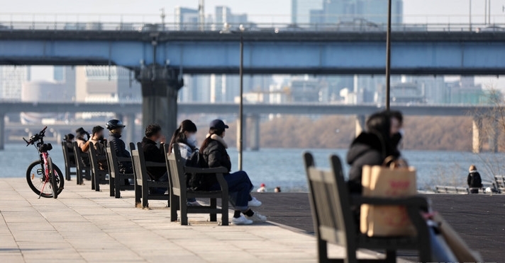 포근한 봄날씨가 이어지고 있는 지난 3일 오후 서울 영등포구 여의도한강공원을 찾은 시민들이 여유로운 시간을 보내고 있다.