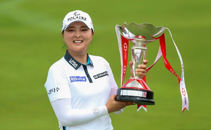 고진영이 6일(현지시간) 싱가포르 센토사 골프장에서 열린 미국여자프로골프(LPGA) 투어 HSBC 위민스 월드챔피언십에서 우승, 트로피를 들고 포즈를 취하고 있다.