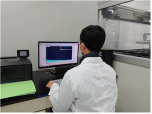 방사능 검사 결과 확인 모습.