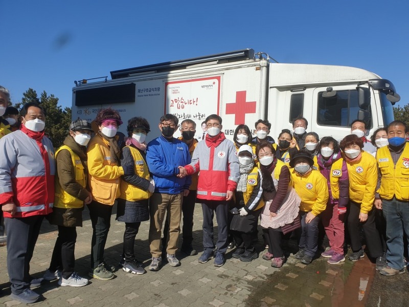 이랜드복지재단 정영일 대표(중앙 좌측)와 대한적십자사 이상천 사무총장(중앙 우측)이 산불 피해가 발생한 강원지역을 방문해 이재민을 위로하고 적십자 봉사원들의 구호 활동을 격려했다.