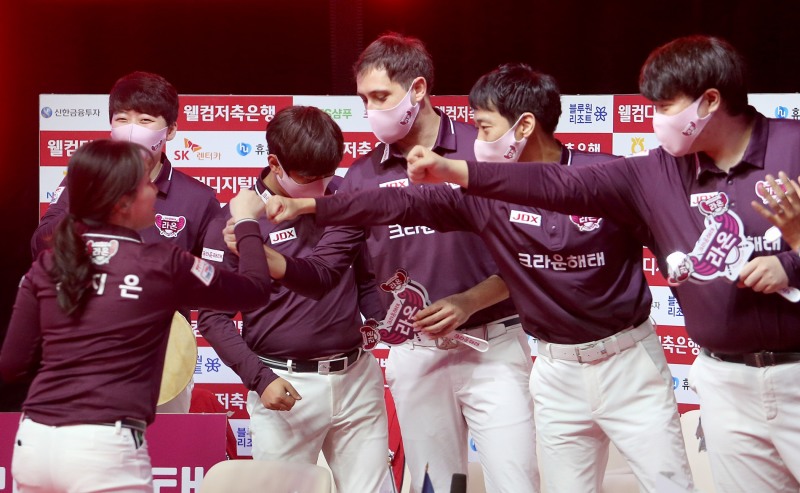 신한 전 승리를 축하하는 크라운 티원들(사진=PBA제공)