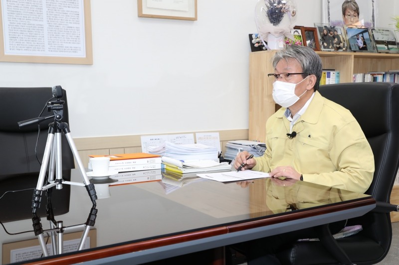 유진섭 시장이 7일 영상 간부회의를 주재하고 제20대 대통령 선거를 맞아 유권자의 소중한 권리인 투표권을 행사하기를 바라는 메시지를 전달했다. (사진제공 = 정읍시)