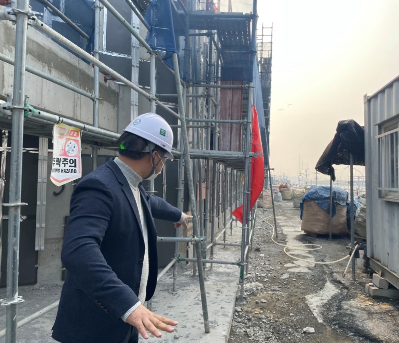 군산시는 해빙기를 맞아 지난 2월 17일부터 25일까지 공사가 진행중인 터파기 공정 및 대형 건축공사 현장 등 31곳의 공사현장에 대해 안전점검을 실시했다고 7일 밝혔다. (사진제공 = 군산시)