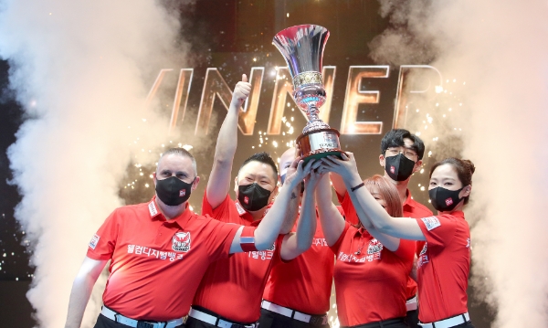 웰뱅피닉스 선수들이 2021-2022 전기리그 우승을 거두며 기뻐하고 있다