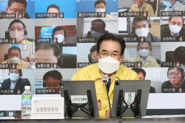 이성희 농협중앙회장은 7일 서울 중구 본관에서 개최된 강원, 경북지역 산불피해 복구지원을 위한 '범농협 비상대책회의'에서 농업인 손실 최소화를 위해 전사적인 역량을 결집할 것을 당부하고 있다.