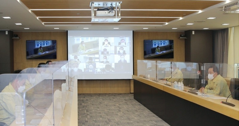 윤대희 신용보증기금 이사장이 7일 마포 소재 서부영업본부 회의실에서 ‘산불 피해기업 관련 긴급 재난대책회의’를 개최하고 피해기업 지원방안을 논의하고 있다./사진 제공 = 신용보증기금