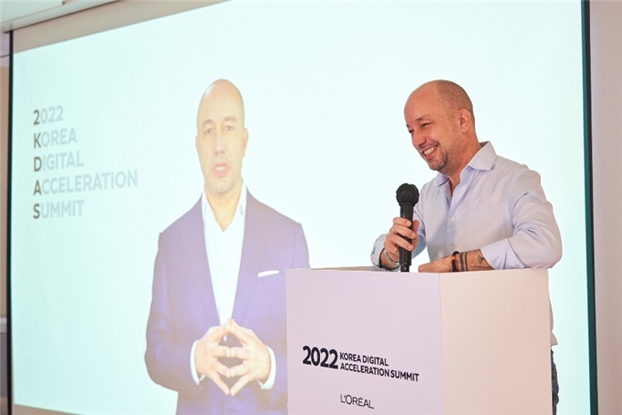 키오스크에 적용된 로레알 코리아 크리스티앙 마르코스 CEO 'AI휴먼', 마인즈랩 제공