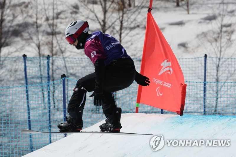 (장자커우=연합뉴스) 7일 오전 중국 장자커우 겐팅 스노우파크에서 열린 스노보드 남자 보드크로스 준준결승 경기에서 이제혁이 설원을 질주하고 있다.