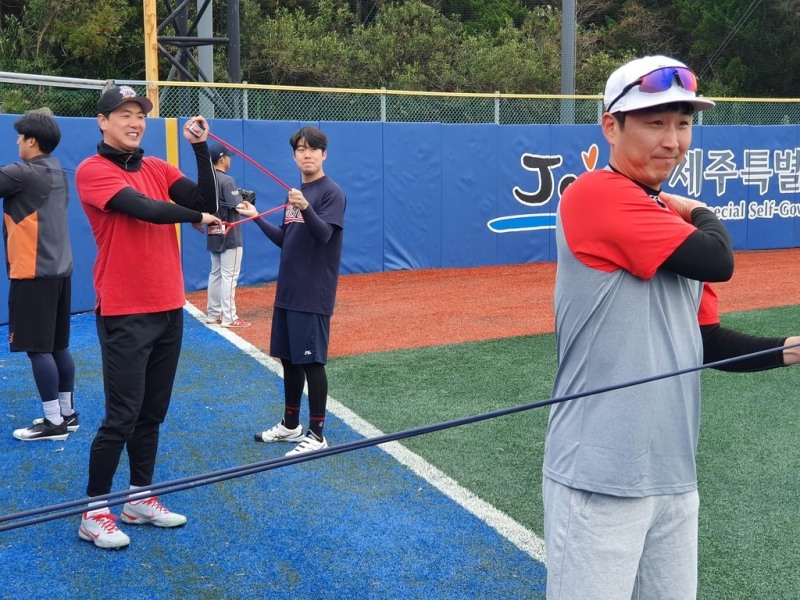 (서귀포=연합뉴스) 김광현(왼쪽)과 정우람(오른쪽)이 21일 제주도 서귀포시 강창학야구장에서 튜빙 훈련을 하고 있다.