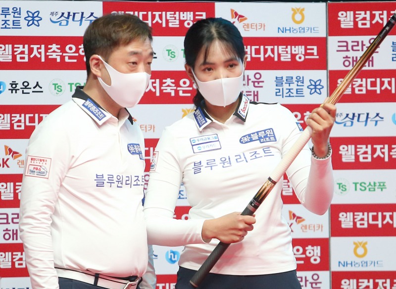 벤치타임때 스롱 피아비에게 공격법을 가르쳐주고 있는 엄상필(왼쪽. 사진=PBA)