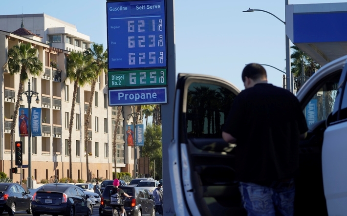 미국 로스앤젤레스 시내의 한 주유소가 지난 2월 18일 주유 대란 때 전국 평균가격보다 훨씬 높은 가격으로 가솔린을 판매하고 있다.