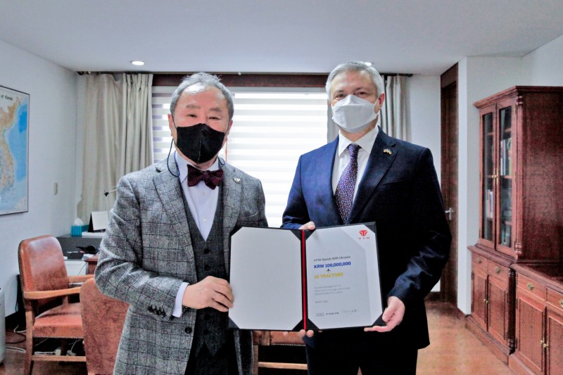 TYM, 우크라이나 대사관에 현금 1억과 4억원 상당 트랙터 기증