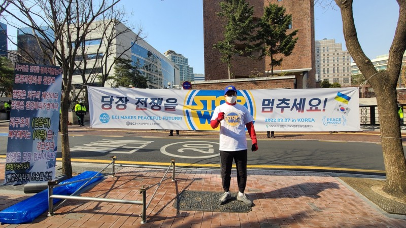 사진설명: 맨발의 사나이 조승화 환경대사가 주한 러시아대사관 앞에서 캠페인 독려를 위치고 있다. /사진촬영=데일리연합 주기범 기자