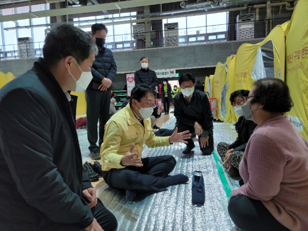 김현준 LH 사장이 울진군 임시대피소를 찾아 주민들의 고충을 듣고 있는 모습.