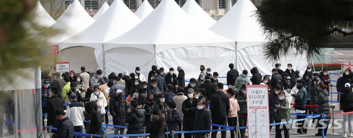 0시 기준 코로나19 신규확진자가 20만 2721명 발생한 8일 오후 서울 송파구 잠실종합운동장 임시선별검사소에서 시민들이 PCR 검사를 받기 위해 줄서 기다리고 있다. 이날 위중증 환자는 1007명으로 전날보다 52명 더 늘었다.