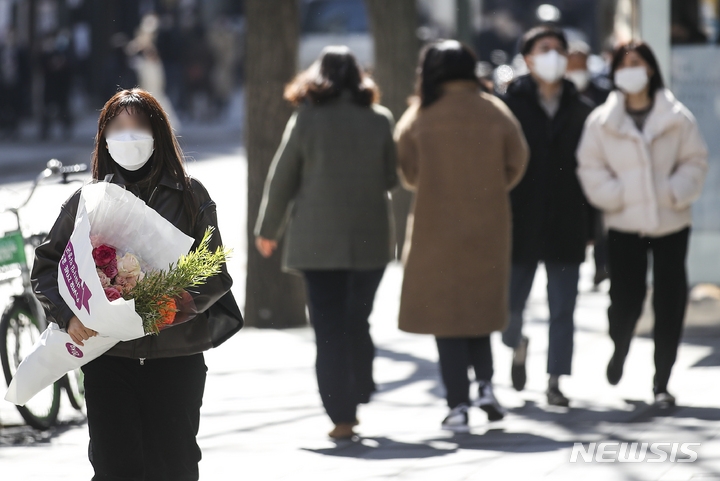 서울 낮 기온이 8도까지 오르면서 포근한 날씨를 보인 지난 2일 오후 서울 중구 서울시청 인근에서 가벼운 옷차림을 한 시민들이 이동하고 있다.