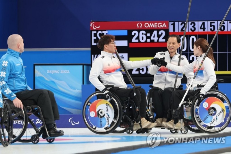 (베이징=연합뉴스) 휠체어컬링 대표팀 '장윤정고백'의 장재혁이 9일 오전 중국 베이징 국립아쿠아틱센터에서 열린 2022 베이징 동계패럴림픽 휠체어컬링 예선 에스토니아와의 경기에서 투구 후 주먹을 부딪치고 있다. 