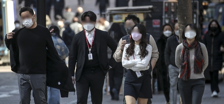 지난 2일 오후 서울 중구 명동거리에서 가벼운 옷차림을 한 시민들이 이동하고 있다.