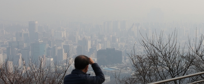 서울지역 초미세먼지가 나쁨을 보인 지난달 25일 오전 서울 중구 남산에서 바라본 서울도심이 뿌옇게 보이고 있다.