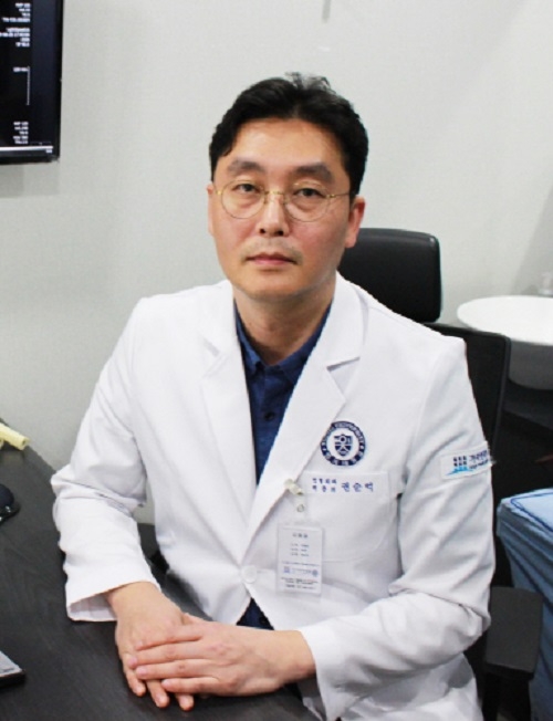 무릎 퇴행성관절염, 후유증 남기 전 조기 치료해야